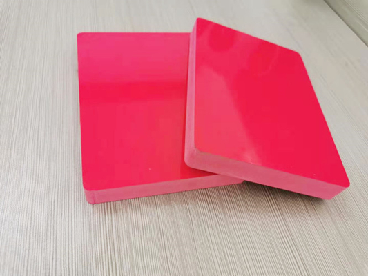 13mm 4x8ftの赤い色ポリ塩化ビニールは板表記のための光沢のある表面を持つ泡立つ